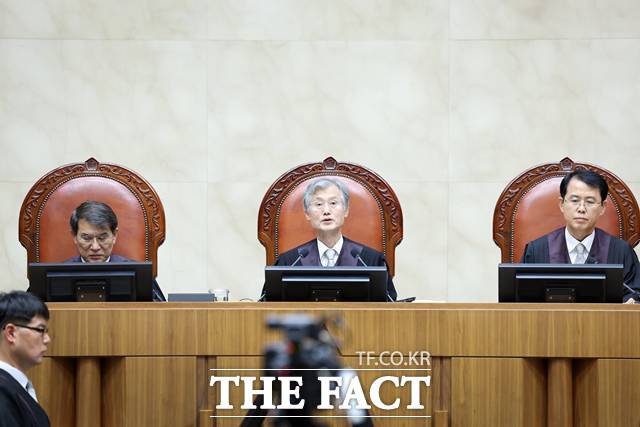 채무자가 자신에게 돈을 갚아야 할 제3 채무자 상대 채권에 추심이나 압류 명령을 받았더라도 채무 이행 소송을 제기할 수 있다는 대법원 판단이 나왔다. /대법원