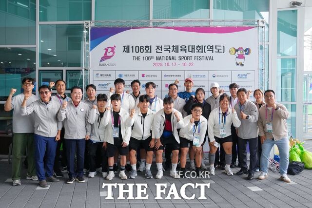 제106회 전국체육대회에서 금 13개, 은 2개, 동 5개를 따내 고등부 종합 1위를 차지한 충남도교육청 역도 고등부 선수단과 임원들이 함께 파이팅을 외치고 있다. /충남도교육청