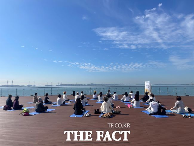 ‘2025 시화호 갯벌 맨발걷기 페스타’ 진행 모습. /시흥시