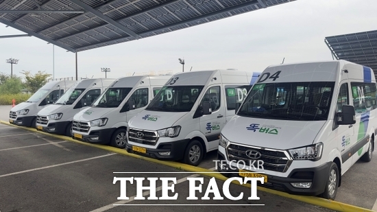 오는 27일부터 경기교통공사의 경기 시흥시 매화동 일대 똑버스 시범 운행에 투입될 11인승 쏠라티 차량의 모습. /경기교통공사