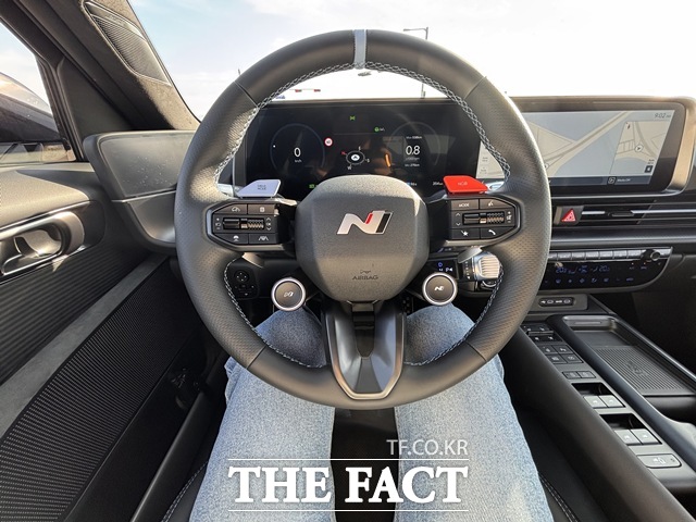 아이오닉 6 N의 스티어링 휠 전경. 왼쪽의 파란색 드라이브 모드 버튼과 좌우 N 버튼, 오른쪽 NGB 버튼을 통해 주행 모드 및 고성능 기능을 손쉽게 조작할 수 있다. /태안=황지향 기자