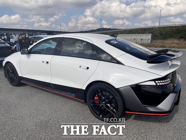 아이오닉 6 N의 후면부 디자인. 리어 스포일러와 블랙 하단 디퓨저, 레드 라인이 고성능 감각을 강조한다. /황지향 기자