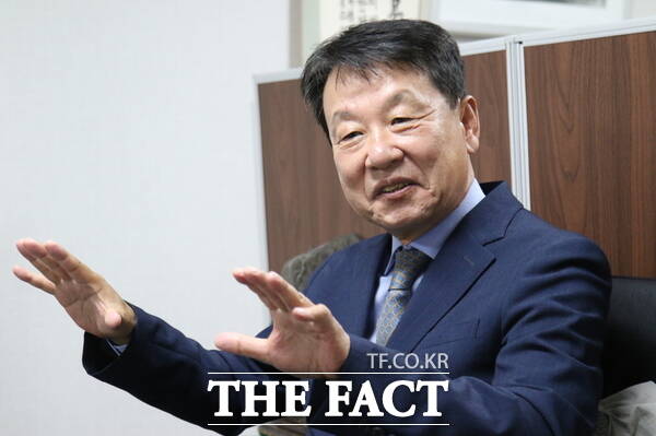 김한수 전 배재대학교 부총장이 지난 22일 <더팩트>와 인터뷰하고 있다. /정예준 기자