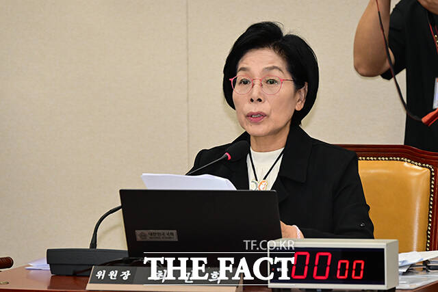 최민희 국회 과학기술정보방송통신위원장이 21일 과방위 정보통신산업진흥원 등에 대한 국정감사에서 발언하고 있다. /국회=남윤호 기자