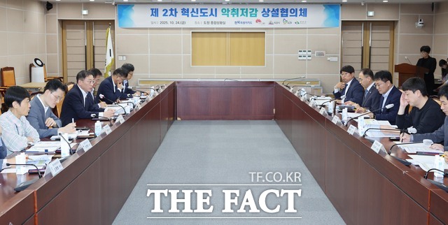 24일 전북도 청사 종합상황실에서 전북혁신도시 악취 저감 및 문제 해결을 위한 제2차 혁신도시 악취저감 상설협의체 회의가 열린 가운데 노홍석 전북도 행정부지사(왼쪽 중앙)가 현업 축사 매입, 악취관리지역 지정 방안 등에 대해 설명하고 있다. /전북도