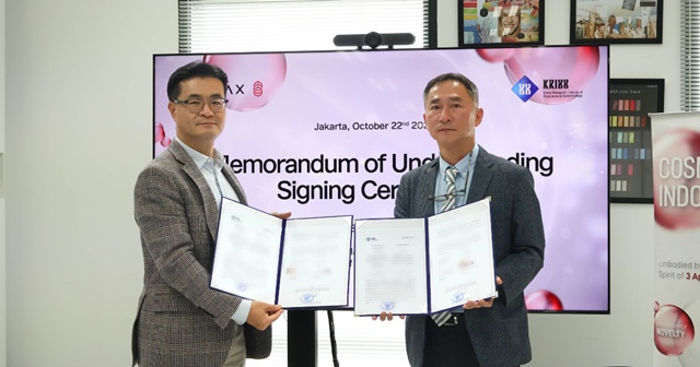 지난 22일 인도네시아 자카르타에 위치한 코스맥스인도네시아 R&I센터에서 열린 업무협약식에서 정민경 코스맥스인도네시아 법인장(왼쪽)과 최상호 한국생명공학연구원 해외생물소재센터 센터장이 기념 촬영을 하고 있다. /코스맥스