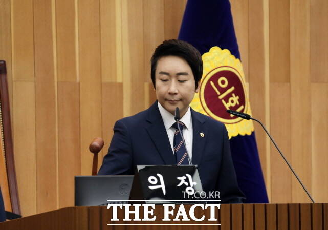 임채성 세종시의장이 24일 본회의장에서 열린 제101회 임시회 제2차 본회의에서 안건을 의결하고 있다. /세종시의회