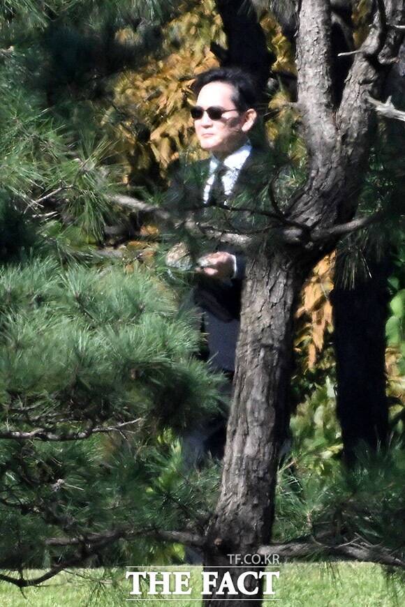 이재용 삼성전자 회장이 24일 오전 경기 수원 이목동 삼성 가족 선영에서 열린 고 이건희 선대회장 5주기 추도식에 참석하기 위해 이동하고 있다. /남용희 기자