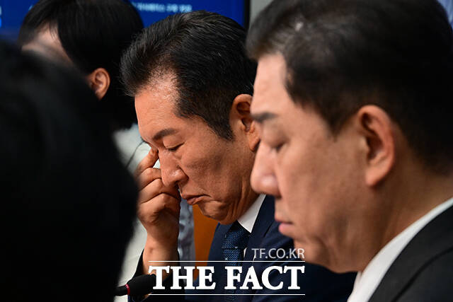 더불어민주당이 현행 유지를 약속했던 대선 공약을 뒤집으며 재건축 초과이익 환수제(재초환) 완화·폐지 카드를 꺼내들었다. 사진은 정청래 민주당 대표와 김병기 원내대표./남윤호 기자