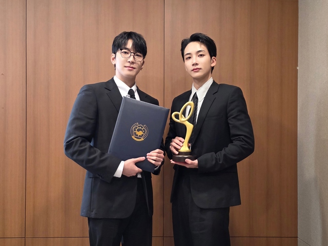 그룹 세븐틴이 23일 서울 중구 국립극장에서 열린 2025 대한민국 대중문화예술상에서 대통령 표창을 받았다. 이날 시상식에는 병역 의무를 이행 중인 정한과 원우가 참석했다./플레디스 엔터테인먼트