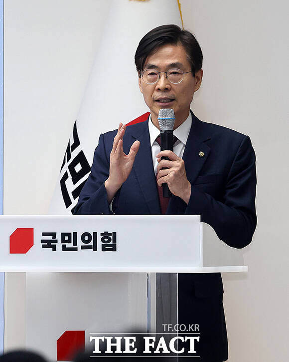 최근 5년간 농협에서 발생한 횡령 사고 255건에 달하지만, 그 중 절반 정도가 외부에 의해 우연히 발견되면서 내부 감시 시스템이 부재하다는 비판이 나온다. 사진은 조경태 의원. /배정한 기자