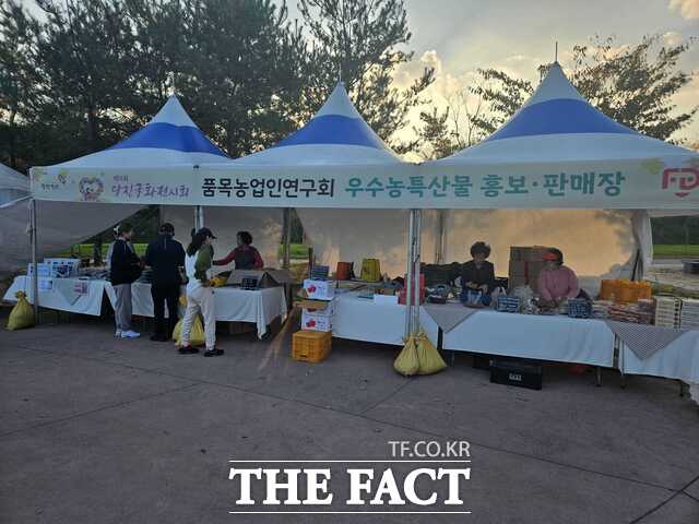 지난해 당진 국화전시회 연계 당진 우수농산물 홍보 판촉 행사 장면. /당진시