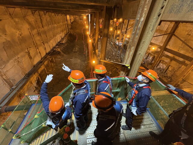 한신공영은 지난 23일 서울도시철도 9호선 4단계 연장사업 3공구 건설현장에서 중대 재해 근절을 기원하는 안전의 날 행사를 실시했다고 24일 밝혔다. /한신공영