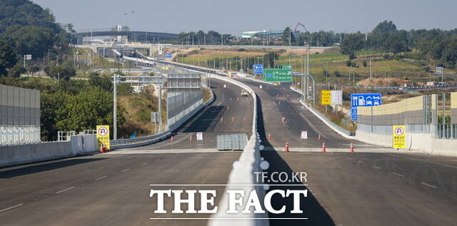 새만금~전주 고속도로가 오는 11월 말 개통을 앞두고 마무리 공사가 한창 진행되고 있다. /전북도