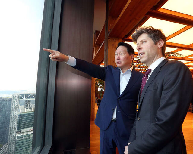 지난 1일 서울 종로구 SK서린빌딩에서 최태원 SK그룹 회장(왼쪽)과 샘 올트먼 오픈AI 최고경영자가 대화를 나누고 있다. /SK그룹