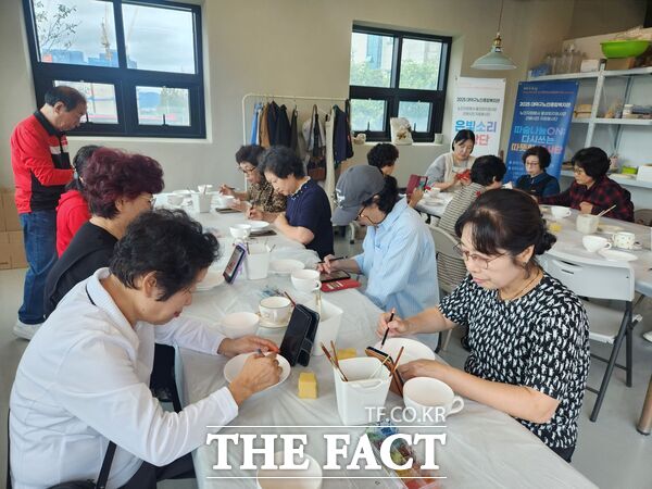 대덕구노인종합복지관이 24일 2025년 노인자원봉사 활성화 지원사업 선배시민 자원봉사단 종결평가회를 진행했다. 평가회 기간 중 체험활동으로 공예 프로그램도 진행했다. /대덕구노인종합복지관