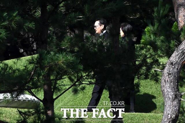 이재용 삼성전자 회장과 홍라희 삼성미술관 리움 명예관장이 고 이건희 선대회장 5주기 추도식에 참석하기 위해 이동하고 있다. /남용희 기자