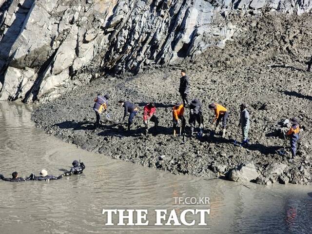 지난 20일 보령시 성주면 한 채석장에서 작업중이던 덤프트럭이 추락해 운전자가 실종된 가운데 소방당국이 현장을 수색하고 있다. /보령소방서