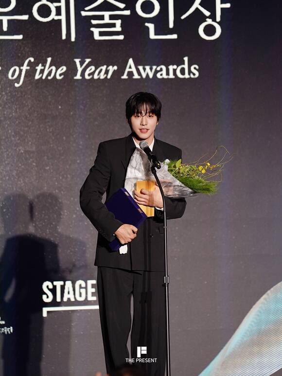 배우 안효섭이 지난 23일 개최된 제15회 아름다운예술인상에서 신인예술인상을 품에 안았다. /더프레젠트컴퍼니