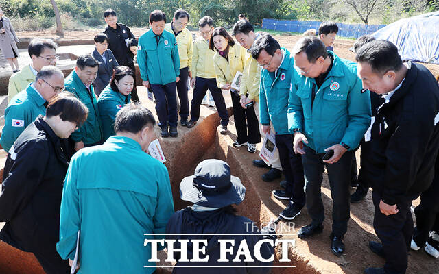 서산시의회 의원들이 음암면 부장리 고분군 정비사업 현장을 살피고 있다. /서산시의회