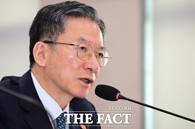 [더팩트ㅣ국회=남윤호 기자] 정성호 법무부 장관이 14일 오전 서울 여의도 국회 법제사법위원회에서 열린 법무부 등에 대한 국정감사에 출석해 질의 답변을 하고 있다.