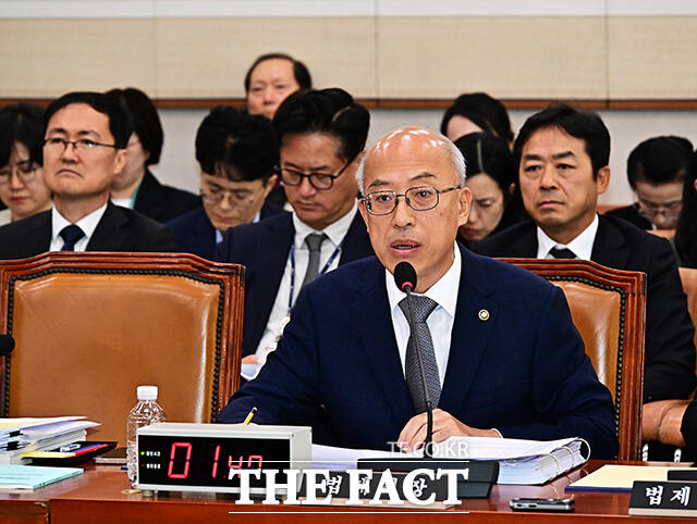 질의에 답변하는 조원철 법제처장.