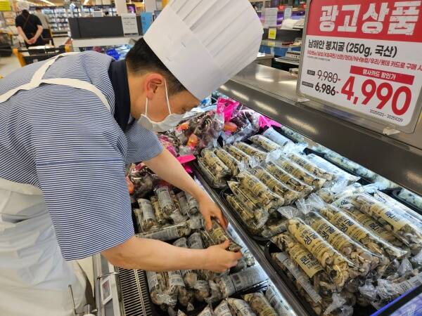 이마트가 제철 수산물들을 저렴하게 구매할 수 있는 행사를 연다. /이마트