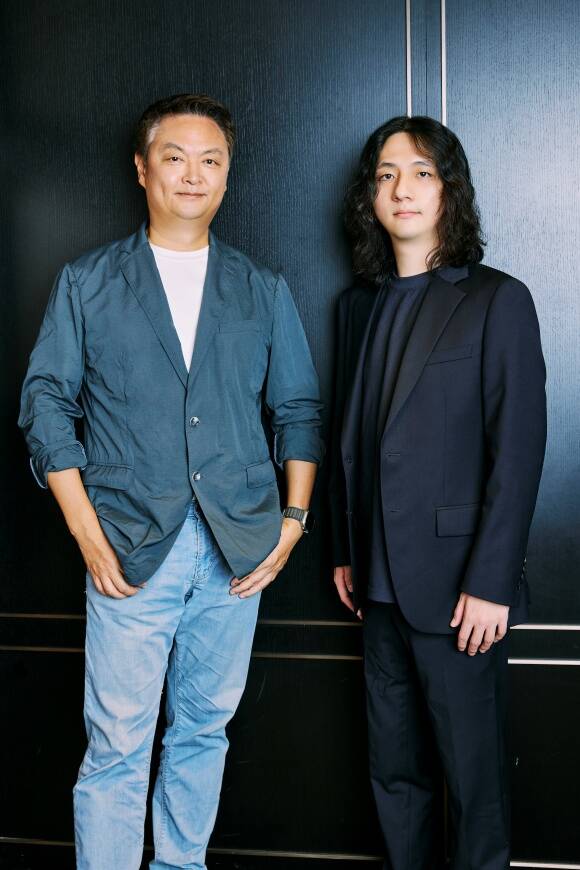 강윤성 감독(왼쪽)은 국내 최초 AI 영화지만 AI를 신경 쓰지 않고 처음부터 끝까지 롤러코스터에 탄 듯 영화 그 자체를 즐겨주셨으면 좋겠다고 많은 관심을 당부했다. /CJ CGV