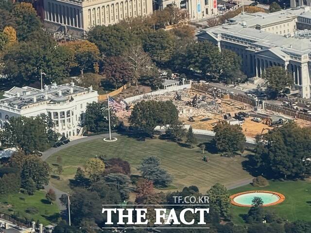 도널드 트럼프 미국 대통령이 추진하는 백악관 증축 공사 과정에서 1902년 건설된 이스트윙(동관)이 철거돼 논란이 일고 있다. 사진은 23일(현지시간) 워싱턴 D.C. 백악관의 이스트윙이 철거된 장면. /AP.뉴시스