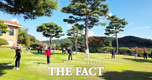 배재장학재단이 주관한 제7회 배재대학교 총장배 장학기금 마련 골프대회가 24일 부여 백제컨트리클럽에서 열렸다. 행사에 앞서 시타를 진행하고 있다. /배재장학재단