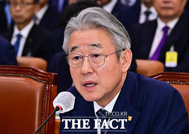 강호동 농협중앙회장이 24일 오전 서울 여의도 국회 농림축산식품해양수산위원회에서 열린 농업협동조합중앙회, 한국마사회 등에 대한 국정감사에 출석해 질의에 답변을 하고 있다. /국회=배정한 기자