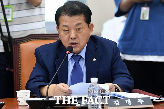 김병주 민주당 최고위원이 재외국민 안전대책단장으로 캄보디아를 방문해 한국 청년 3명을 구출했다고 지난 18일 밝혔다. 이후 정치권 일각에서 정치쇼라는 지적이 나왔다. /남용희 기자