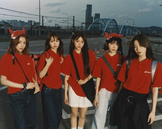 르세라핌은 신곡 SPAGHETTI를 휘감기는 스파게티처럼 중독적인 매력이 있는 곡이라고 소개했다./쏘스뮤직