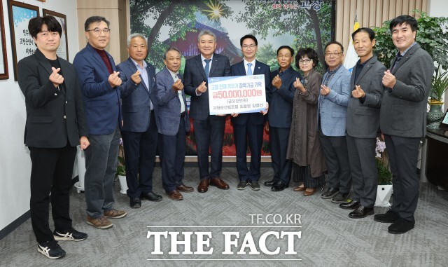 고창군장학재단은 이달 21~24일 나흘간 이어진 장학금 기탁 행렬에 9개 단체와 개인이 참여해 총 1억 300만 원을 전달받았다고 밝혔다. 사진은 고창군산림조합의 장학금 기탁 모습. /고창군