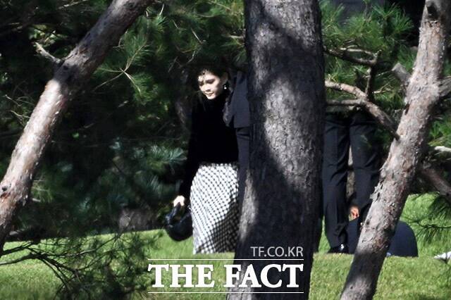 이부진 호텔신라 사장이 고 이건희 선대회장 5주기 추도식에 참석해 고인을 추모하고 있다. /남용희 기자