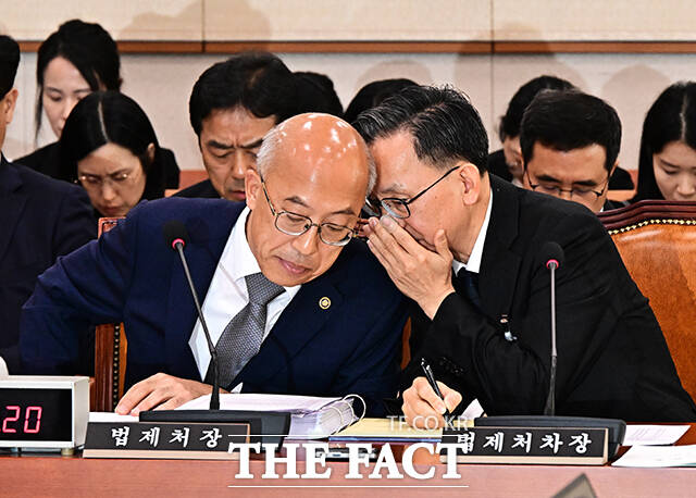 김창범 법제처 차장과 대화하는 조원철 법제처장.