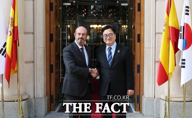 우원식 국회의장이 23일(현지시간) 스페인 마드리드에서 페드로 로얀 상원의장과 기념사진을 촬영하고 있다. /국회의장실 제공