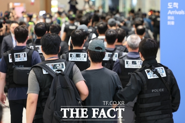장완익(61) 캄보디아교회사연구원(ICCH) 이사장은 <더팩트>와 인터뷰에서 지난해 한국인 사업가가 숨진 채 발견된 적도 있다고 했다. 사진은 캄보디아 온라인 사기에 가담해 구금된 한국인들이 지난 18일 오전 인천국제공항을 통해 송환되고 있는 모습. /인천국제공항=장윤석 기자