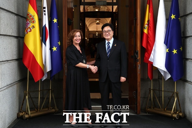 우원식 국회의장이 23일(현지시간) 스페인 마드리드에 프란시나 아르멩골 하원의장과 기념사진을 촬영하고 있다. /국회의장실 제공