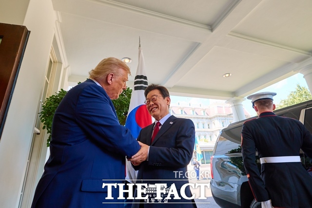 이재명 대통령은 경주 아시아태평양경제협력체(APEC) 정상회의 개막을 앞두고 도널드 트럼프 대통령과 두번째 정상회담을 갖는다. 이재명 대통령이 25일(현지시간) 미국 워싱턴D.C. 백악관에서 마중나온 도널드 트럼프 대통령과 인사를 나누고 있다. /대통령실