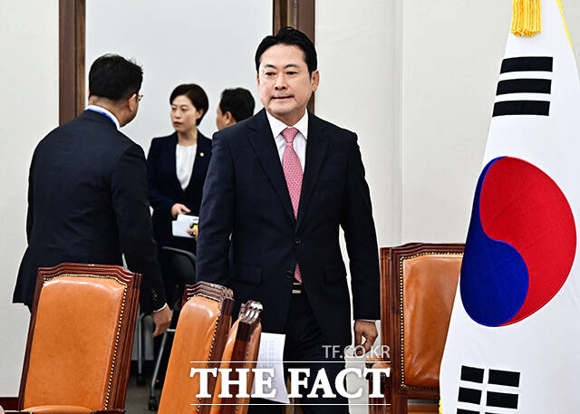 일각에선 정부·여당의 실정에도 반사이익 없이 몇달째 요지부동인 당 지지율을 지적하기도 한다. 사진은 장동혁 국민의힘 대표가 20일 오전 서울 여의도 국회에서 열린 최고위원회의에 참석하고 있는 모습. /배정한 기자