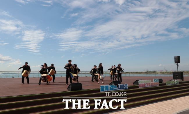 ‘2025 시화호 갯벌 맨발걷기 페스타’ 진행 모습. /시흥시