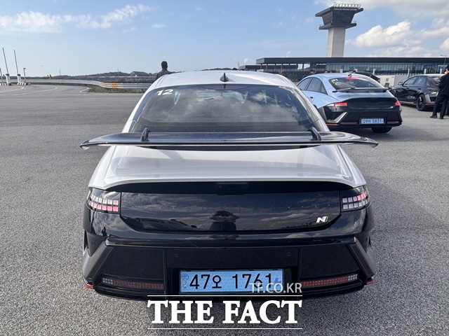 아이오닉 6 N의 후면 모습. 리어 스포일러와 픽셀형 리어램프, N 배지가 고성능 감각을 강조한다. /황지향 기자
