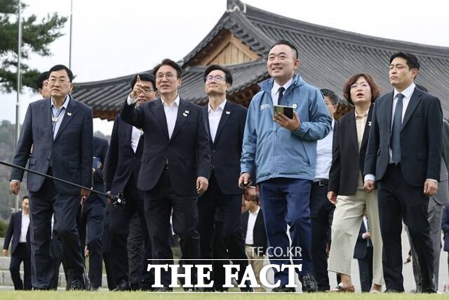 김 총리는 지난 23일 총리실 출입기자들과의 환담회에서 마지막 남은 1%는 하늘이 도와주실 것이라며 99%는 준비가 끝난다고 밝혔다. 사진은 김 총리가 지난 17일 경주시청에서 행사 준비 현장을 직접 점검하는 모습. /총리실