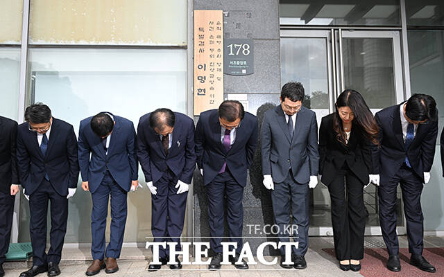 이명현 채상병 특별검사와 특검팀이 7월 2일 오전 서울 서초구에 마련된 특검팀 사무실에서 현판식을 갖고 인사하고 있다. /박헌우 기자