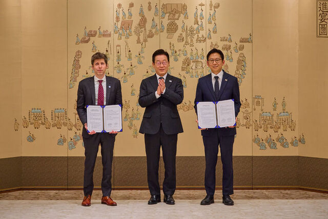 지난 1일 서울 용산 대통령실 청사에서 열린 우리나라 AI 대전환 및 AI 생태계 조성 가속화를 위한 과학기술정보통신부와 오픈AI 간 업무협약식에서 샘 알트만 오픈AI 최고경영자(왼쪽부터), 이재명 대통령, 배경훈 부총리 겸 과학기술정보통신부 장관이 기념 촬영하고 있다. /대통령실