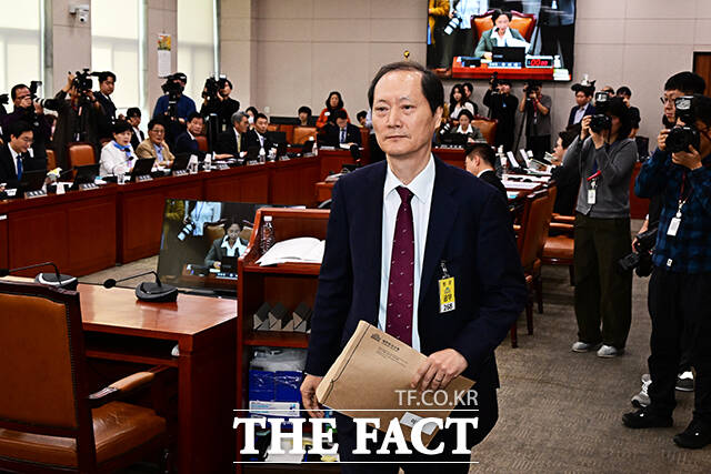 이완규 전 법제처장이 24일 오전 서울 여의도 국회 법제사법위원회에서 열린 법제처에 대한 국정감사에 증인으로 출석해 증인선서를 거부한 뒤 이동하고 있다. /국회=배정한 기자