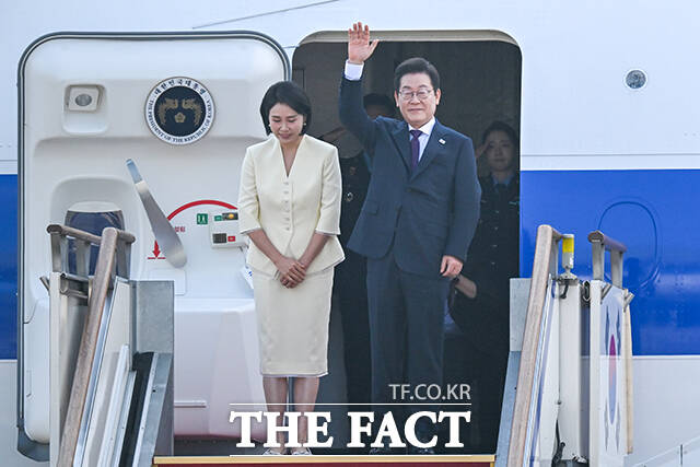 이재명 대통령은 26일 아세안(ASEAN) 정상회의 참석을 위해 1박 2일 일정으로 말레이시아 출장길에 오른다. 한일·한미 정상회담에 나선 이 대통령과 김혜경 여사가 8월 23일 오전 경기 성남시 서울공항에 도착해 공군 1호기에 올라 인사하고 있다. /더팩트 DB