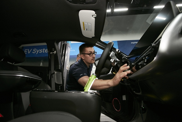 현대자동차는 지난 20일부터 23일까지 충남 천안 글로벌러닝센터(GLC)에서 제15회 월드스킬올림픽을 개최했다고 24일 밝혔다. 대회 참가자들이 정비 평가를 받는 모습. /현대자동차