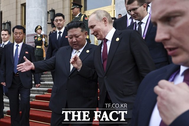 북한은 지난 23일 러시아 쿠르스크에 파병됐던 해외작전부대를 기리는 기념관을 건립한다고 24일 밝혔다. 김정은 북한 국무위원장(왼쪽)과 블라디미르 푸틴 러시아 대통령이 지난 9월 3일 전승절에서 만나 대화하고 있다. /뉴시스